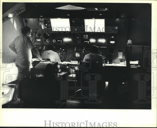 Press Photo Three men do the job of 8 during strike, Mitchell Field, Milwaukee. - Historic Images