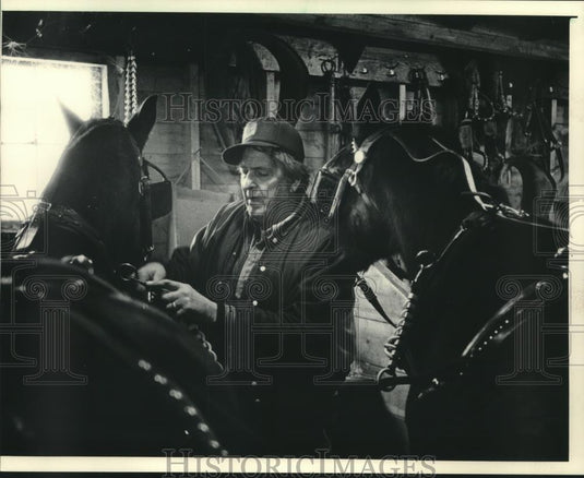 1986 Press Photo Robert Heppner hitched up a pair of horses to give sleigh rides - Historic Images