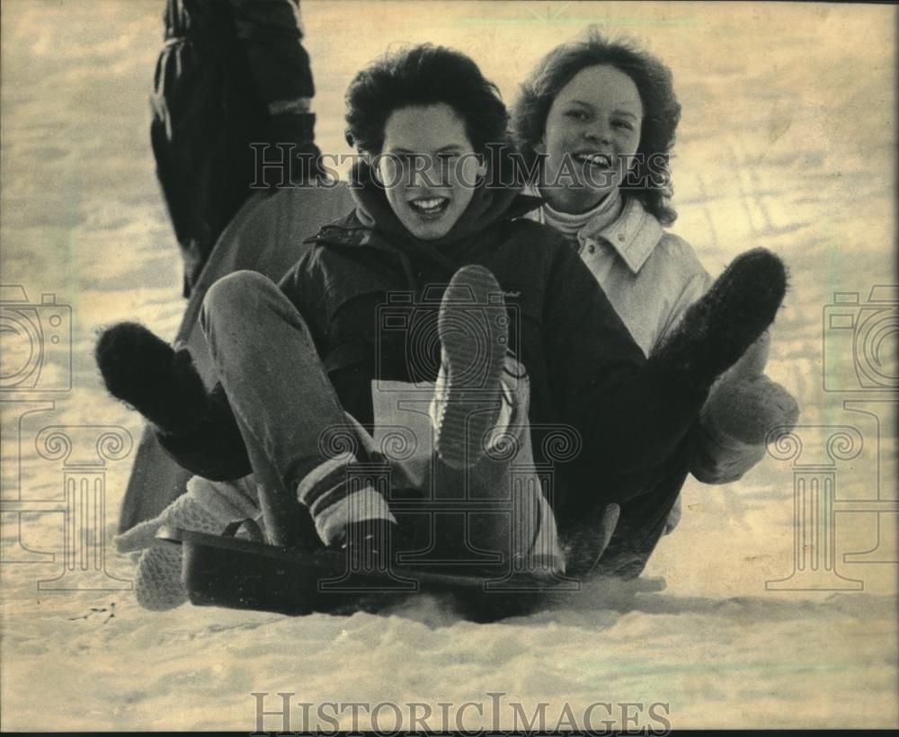 1986 Press Photo Sledding is an inexpensive winter activity for kids of all ages - Historic Images