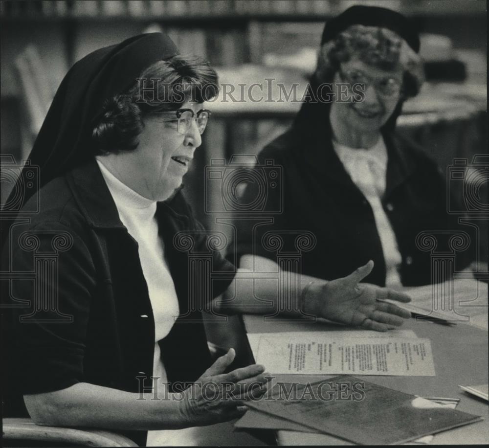 1984 Press Photo Sister Caroline Marie Sloan With Sister Helen Francis Small - Historic Images