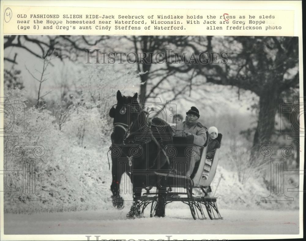 1989 Press Photo Jack Seebruck Holds Reigns as He Sleds Near Hoppe Homestead - Historic Images