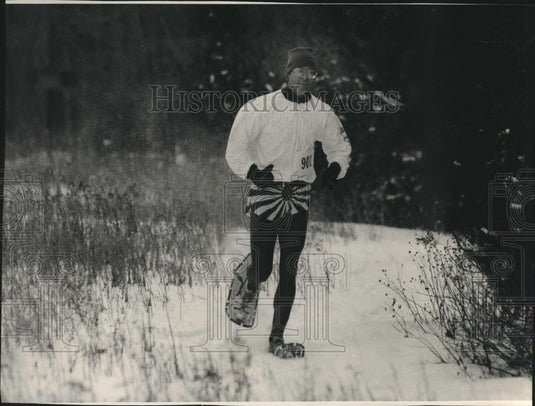 1994 Press Photo Dennis Raymark, wins snowshoe race at Schlitz Autubon Center - Historic Images