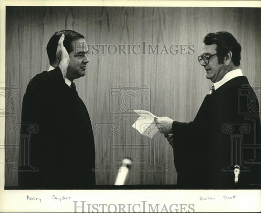 1981 Press Photo Judge Harry Snyder sworn in by Burton Scott, Waukesha - Historic Images