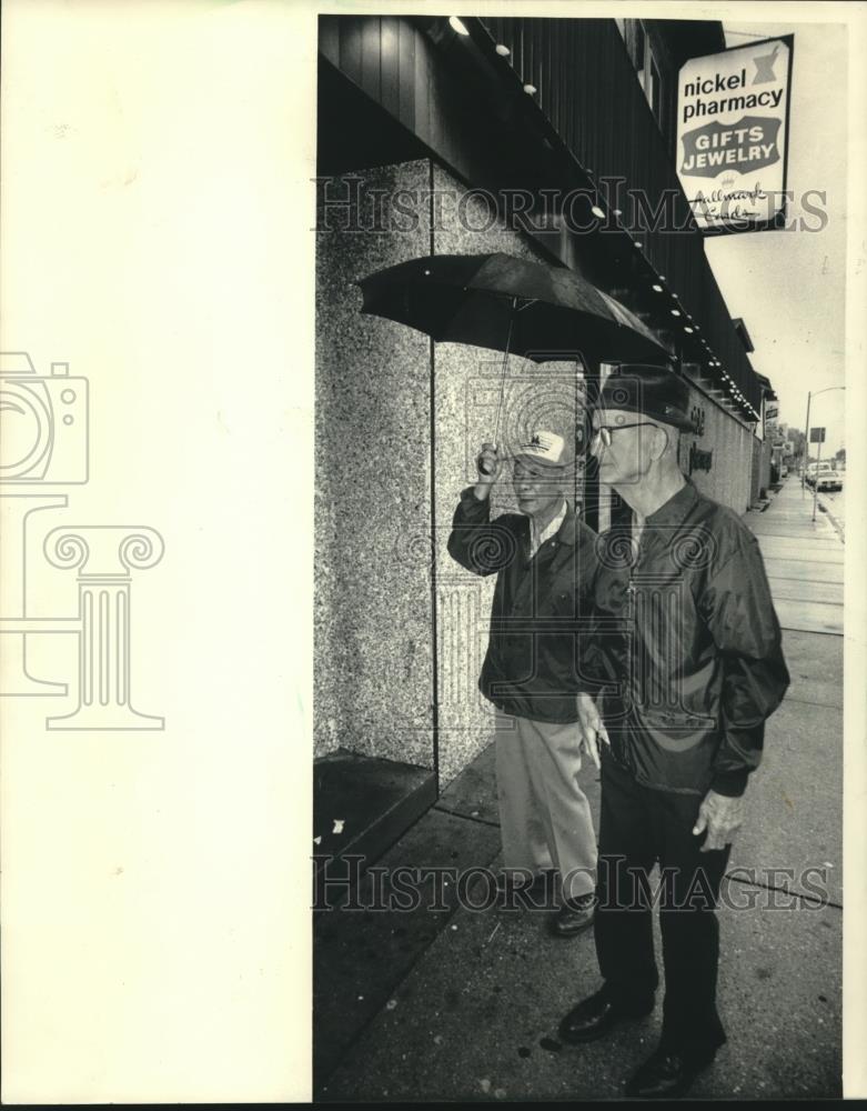 1986 Press Photo Henry Young takes John Berglund shopping in Milwaukee. - Historic Images