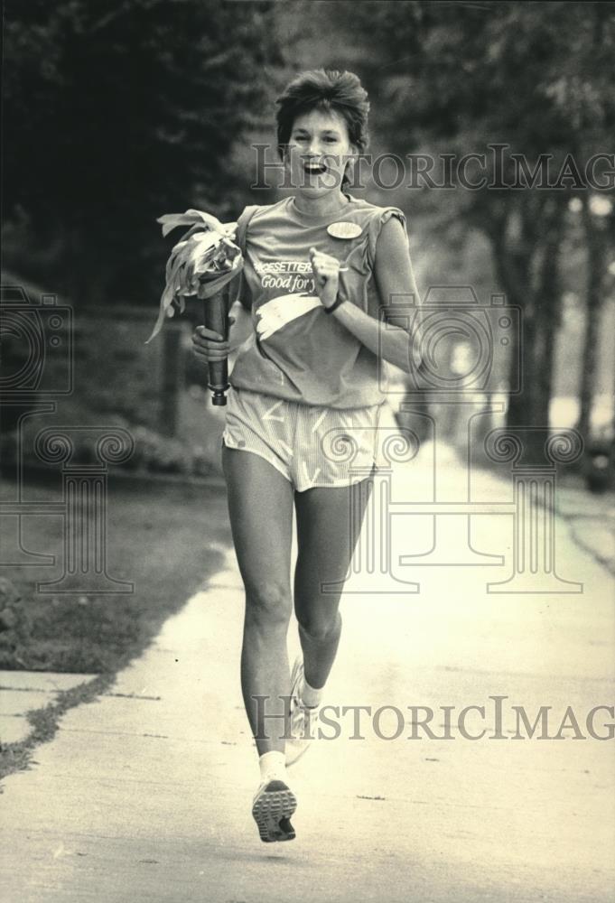 1987 Press Photo Peggy Meyer carries torch for United Way fundraising campaign - Historic Images