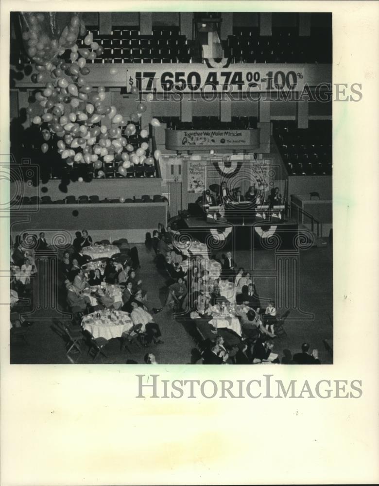 1983 Press Photo Balloons floated down during the United Way victory dinner - Historic Images