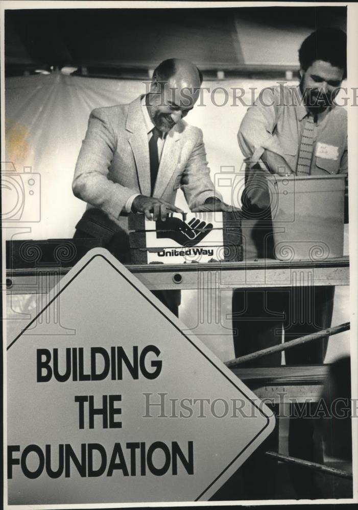 1988 Press Photo Constructing logo before United Way of Greater Milwaukee picnic - Historic Images