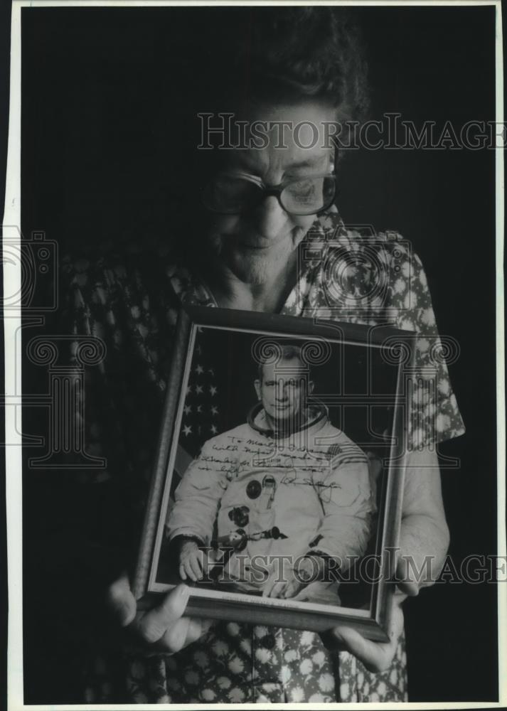 1993 Press Photo Schamen with picture of Astronuat Donald Slayton, her student - Historic Images