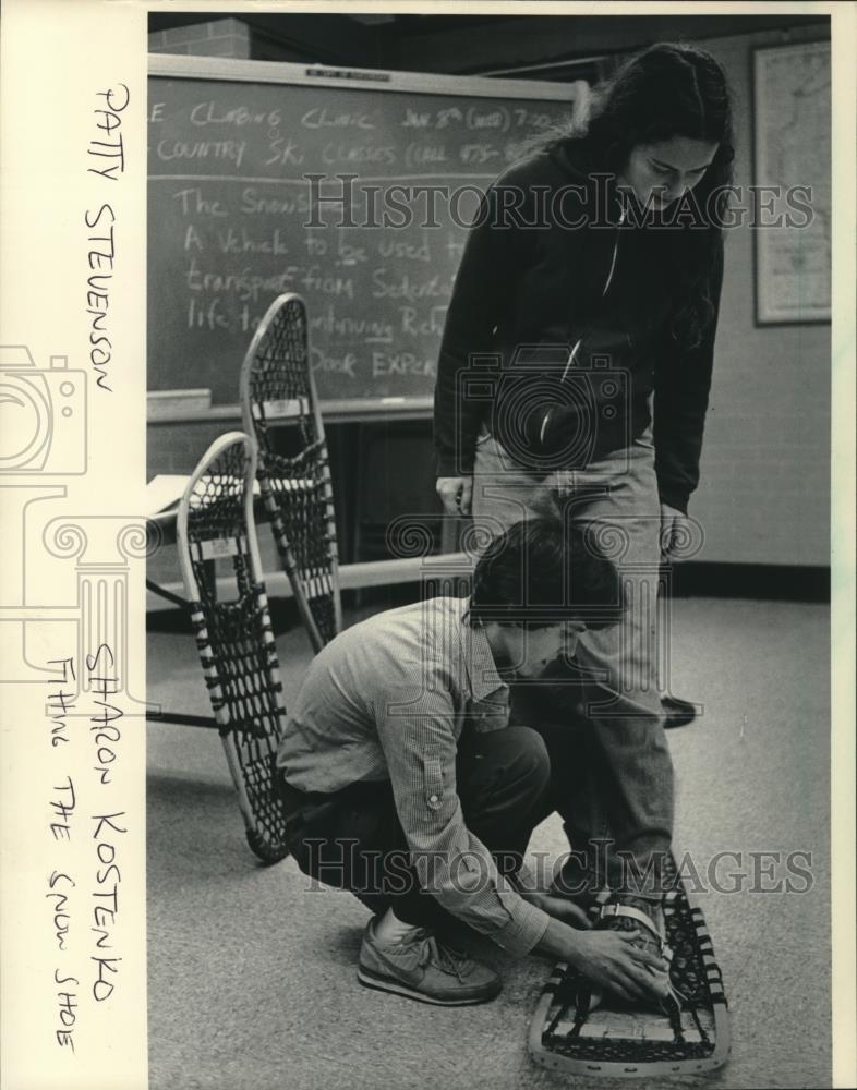 1985 Press Photo teacher adjusts snowshoes at Hawthorn Glen Nature Center - Historic Images