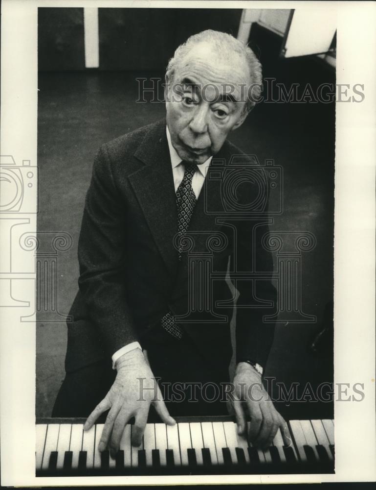 1976 Press Photo Richard Rodgers, making notes on piano at rehearsal, New York. - Historic Images