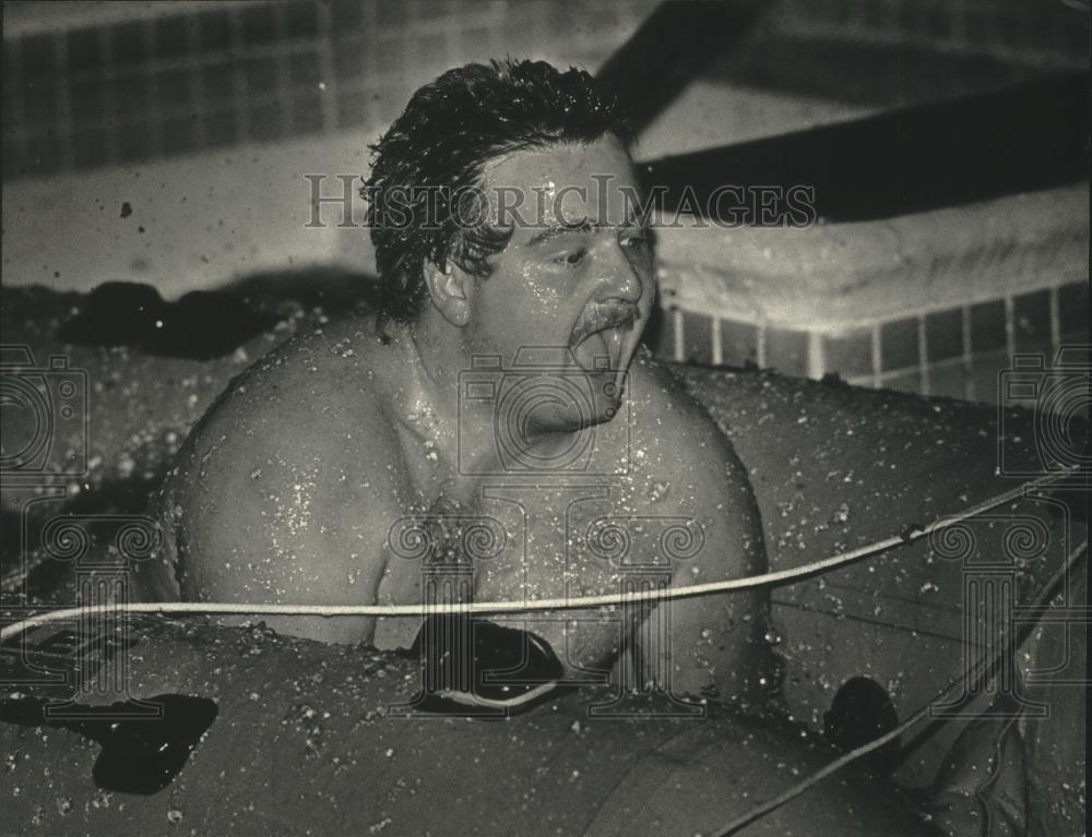 1986 Press Photo Todd Kolb splashes in gelatin for United Way in Wisconsin - Historic Images