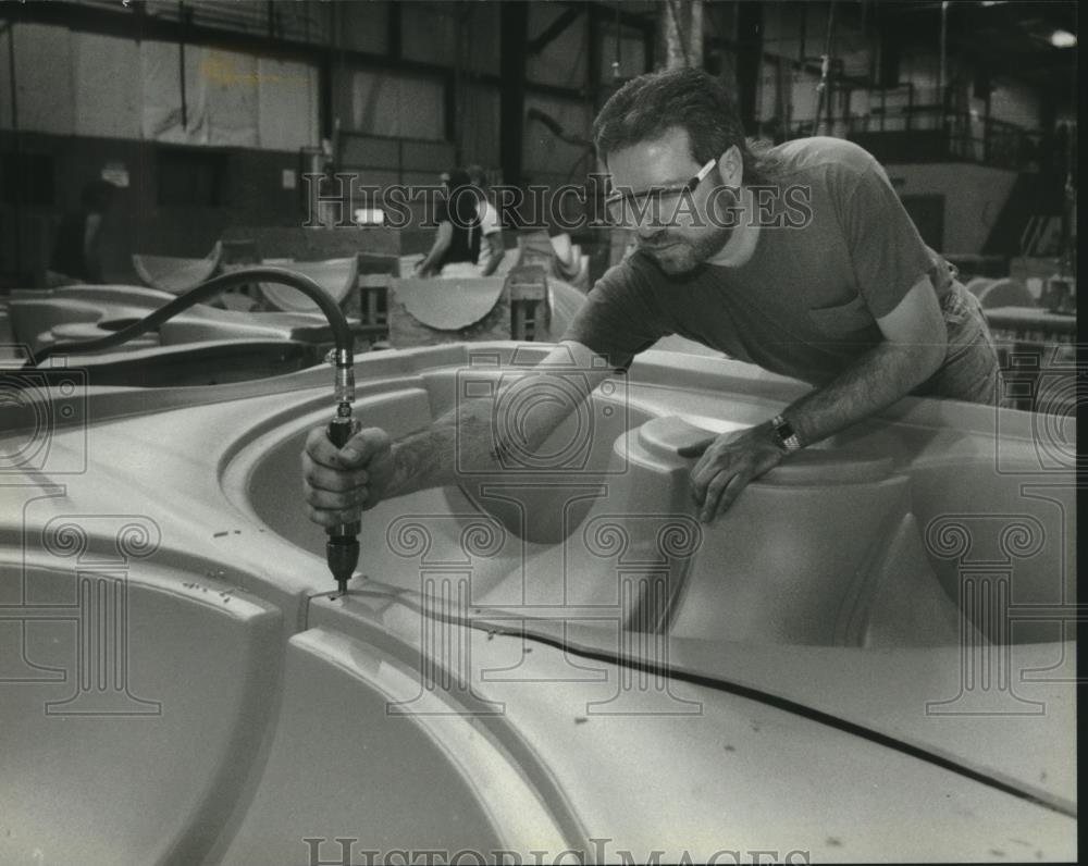 1994 Press Photo Steve Larson trims slide mold at Swing-N-Slide Corp, Janesville - Historic Images