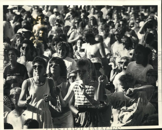 1991 Press Photo People dancing, listen to music, Summerfest, Miller Oasis - Historic Images