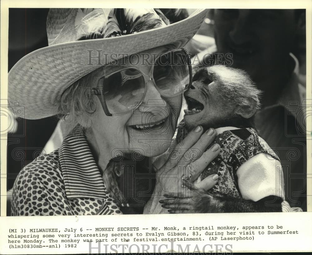 1982 Press Photo Ringtail monkey held by Evelyn Gibson, Summerfest, Milwaukee - Historic Images