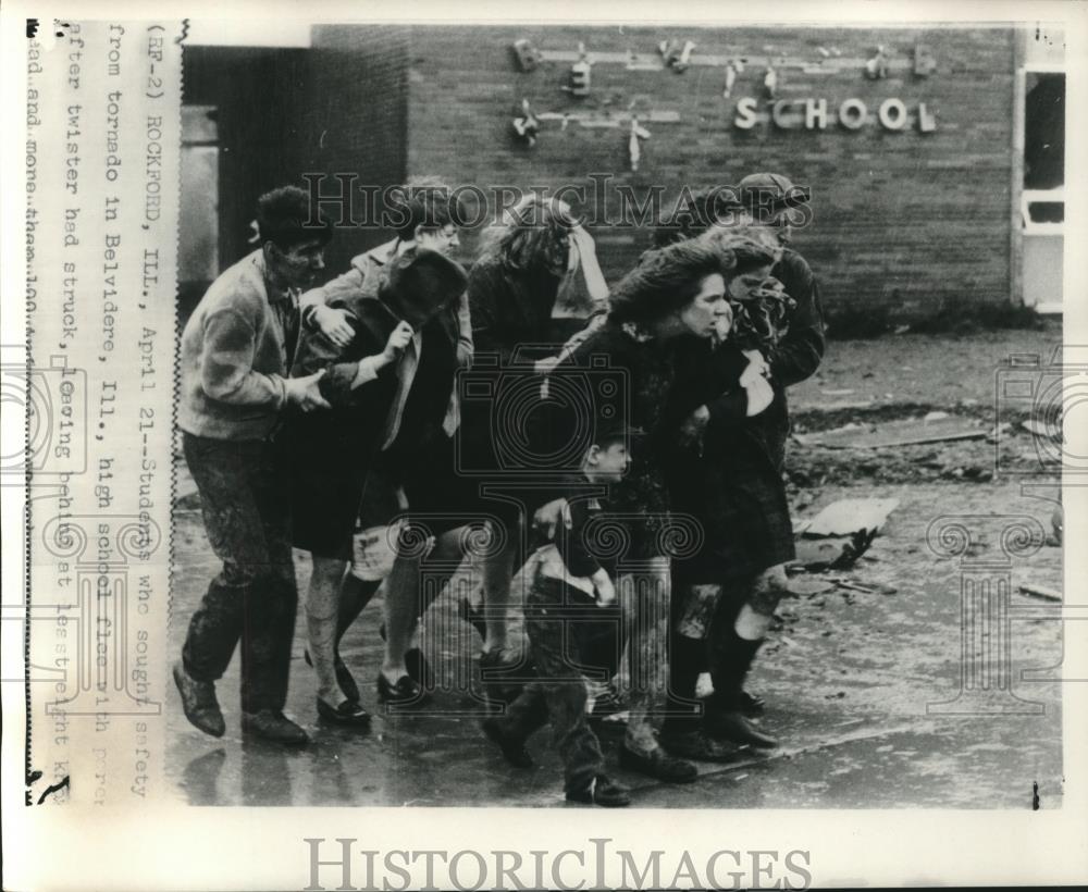 1987 Press Photo Children leave school after tornado in Belvidere, Illinois - Historic Images