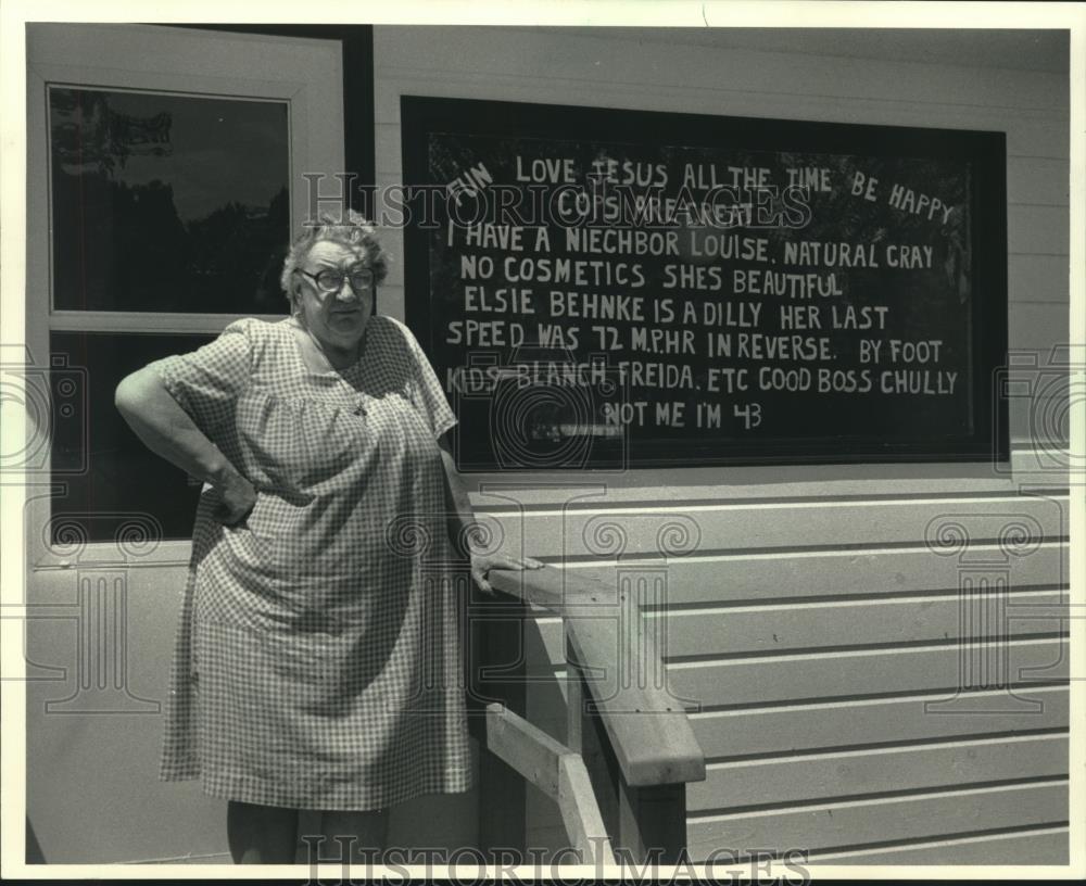 1986 Press Photo Jane Sturdevant of Rock Springs Wisconsin, lets her window talk - Historic Images