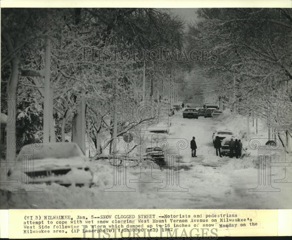 1982 Press Photo Milwaukee after storm dumps 16 inches of wet snow on streets - Historic Images