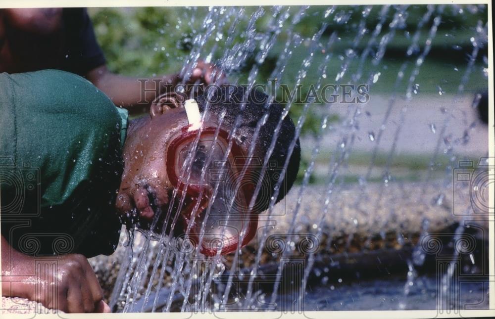 1993 Press Photo Fred Booker cooling off in Carver Park fountain Wisconsin - Historic Images
