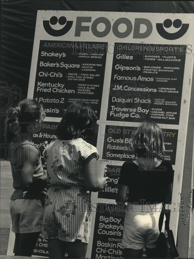 1987 Press Photo Girls looking at food offerings for Summerfest - mjc05476 - Historic Images