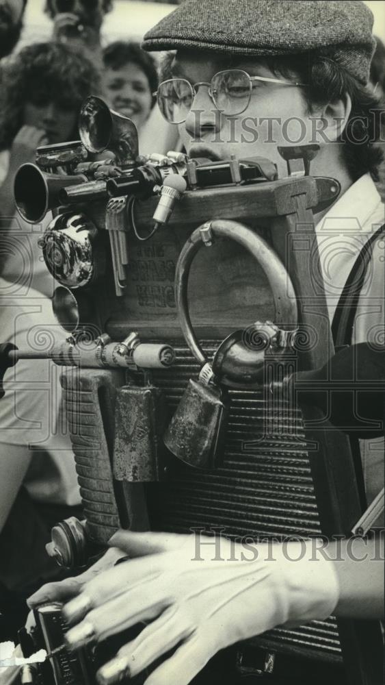 1982 Press Photo Professor Gizmo, one man band, entertains at Summerfest - Historic Images