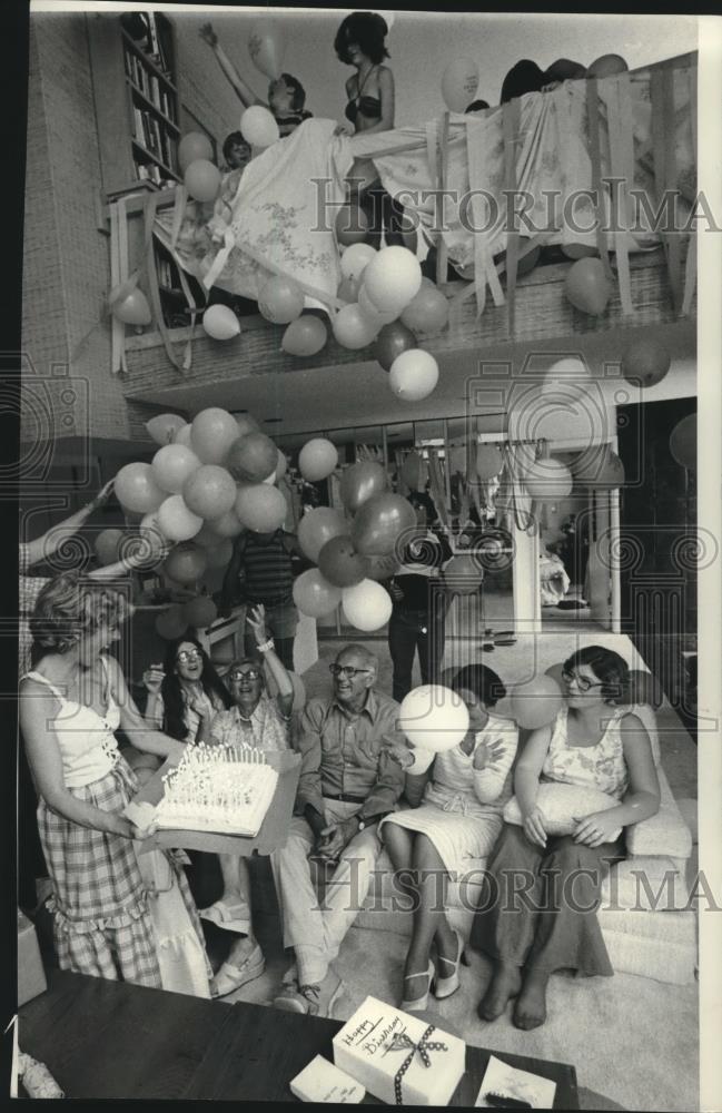 1978 Press Photo Dr. Benjamin Spock celebrates his birthday with friends Rogers - Historic Images