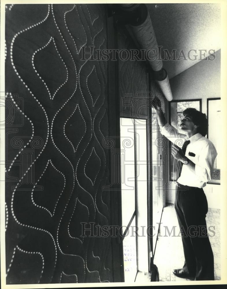 1979 Press Photo Steve Adams shows how curtains block heat in Santa Rosa home. - Historic Images