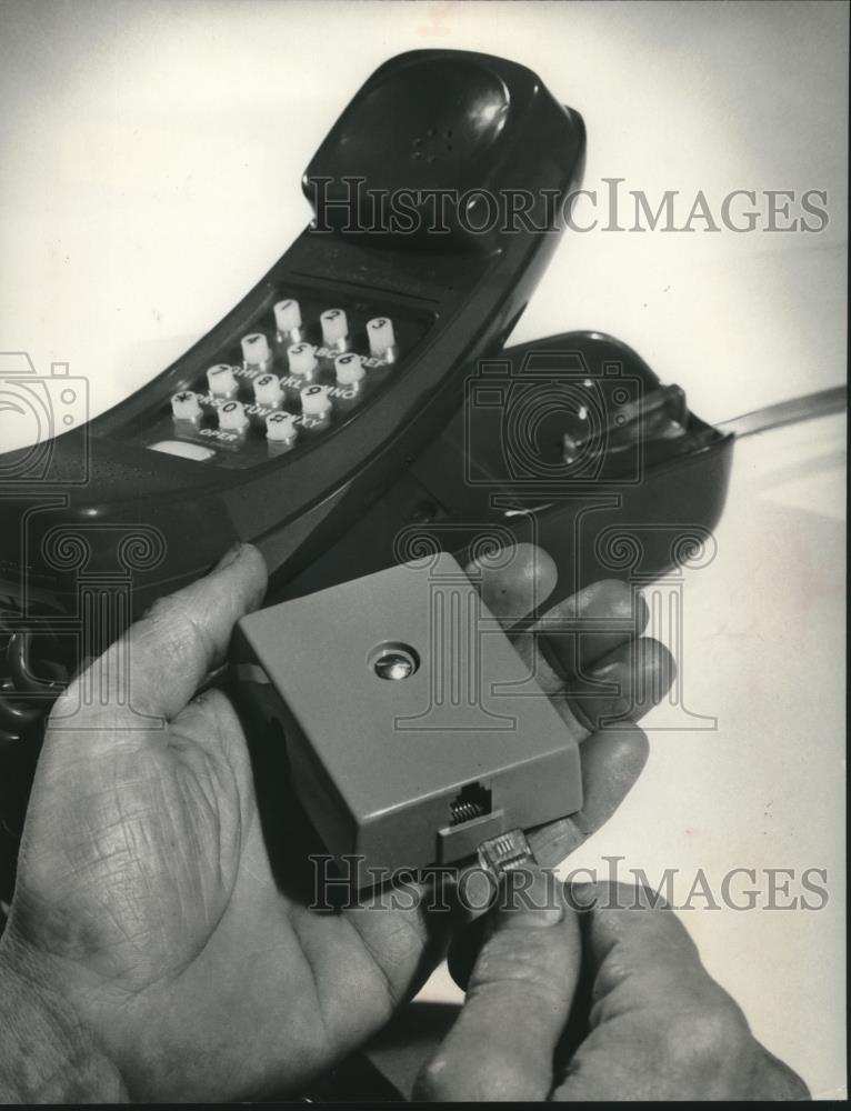 1976 Press Photo Modular outlet makes phone installation easy - mjc05588 - Historic Images