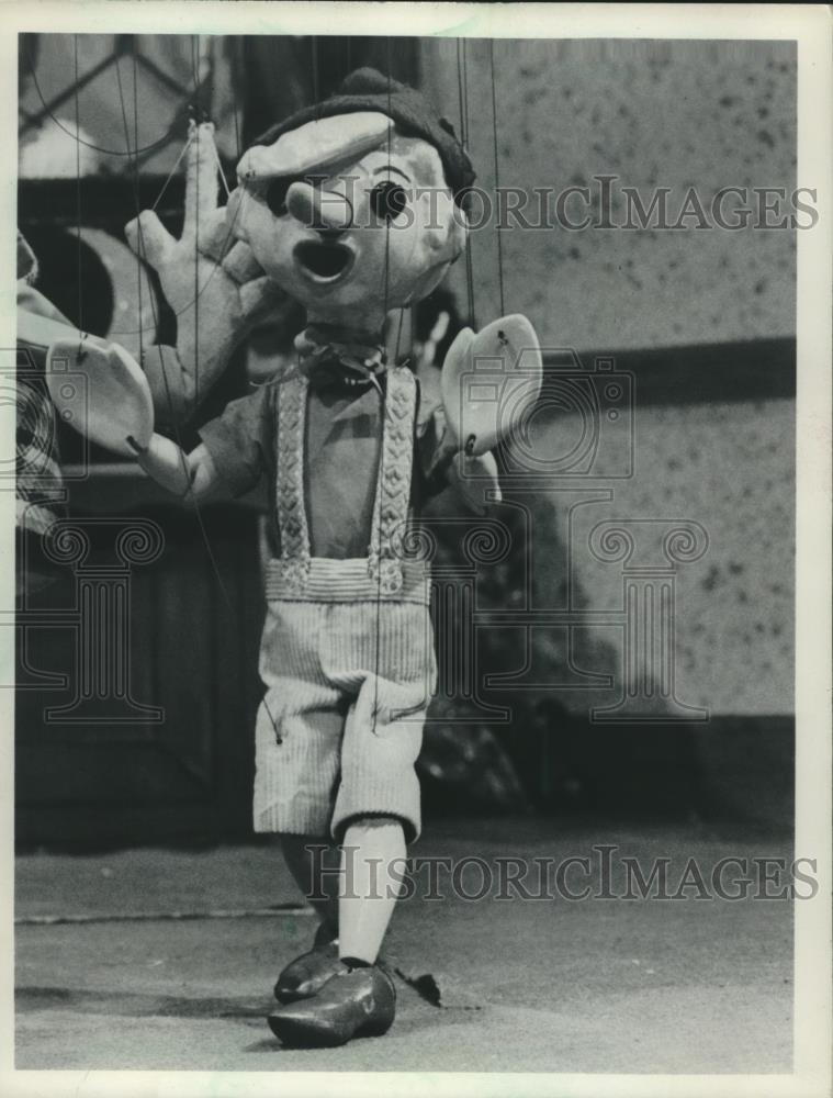 1987 Press Photo Pinocchio, life-size marionette weighing fifty pounds - Historic Images