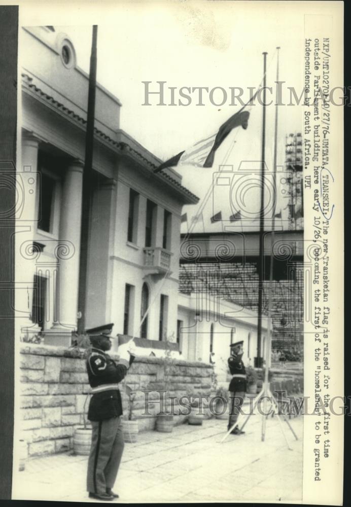 1976 Press Photo Transkian flag raised for the first time in Umtata, Transkei - Historic Images