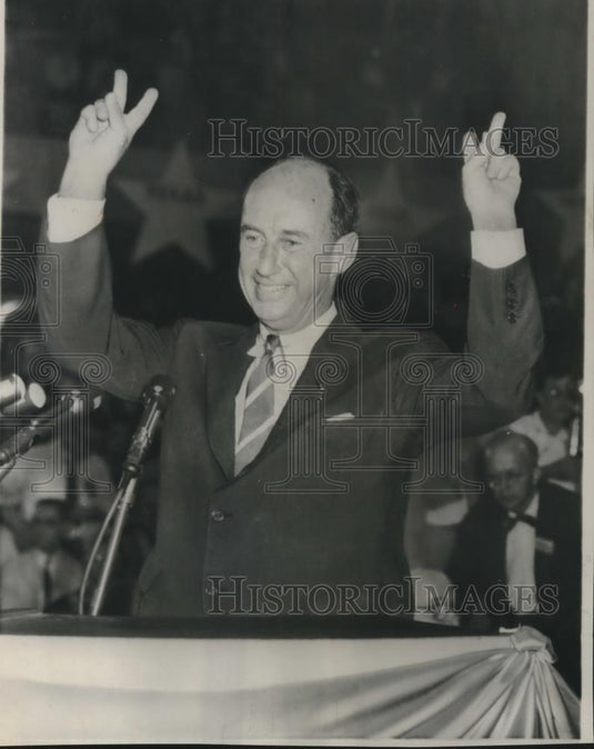 1992 Press Photo Democratic nominee Adlai Stevenson makes victory sign - Historic Images