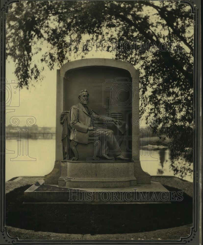 Press Photo Memorial of Isaac Stephenson, Marinette, Wisconsin - mjc05773 - Historic Images