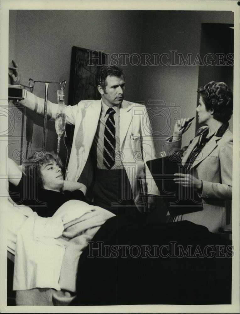 1980 Press Photo Wayne Rogers in a hospital room scene. - mjc05791 - Historic Images