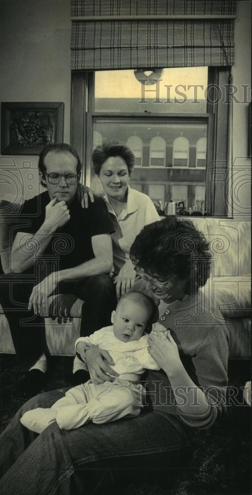 1986 Press Photo Marie Doerfler holds Brendan Shaw as his parents look on - Historic Images