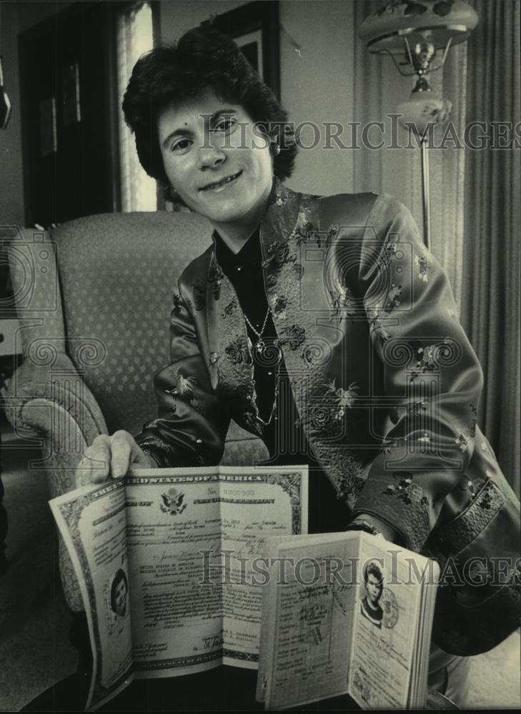 1986 Press Photo Joan M. Schumack showed her naturalization certificate - Historic Images