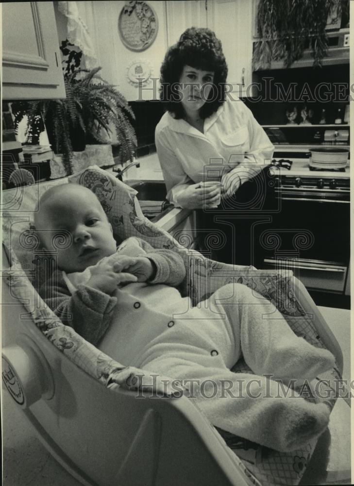 1986 Press Photo Sherill A. Unger and her son, Nathan, in their kitchen at home - Historic Images