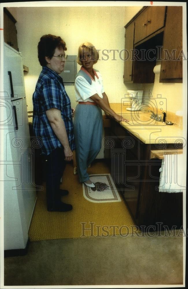 1993 Press Photo Deb Ligas shows a Transitional Living Services apartment - Historic Images