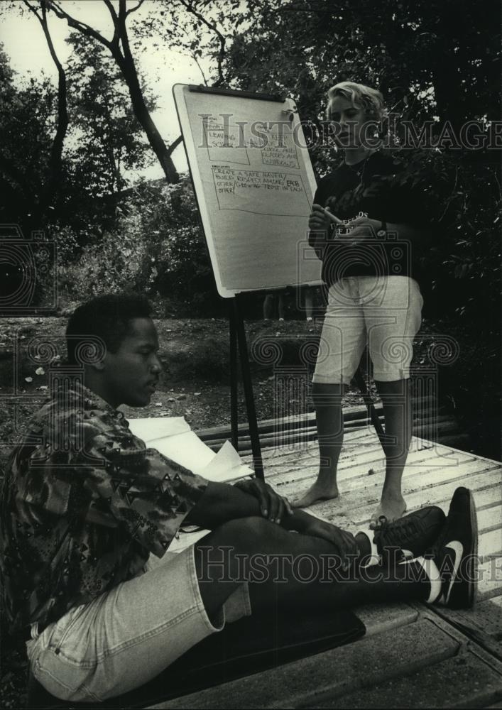 1991 Press Photo Dennis Miller group counselor session with student Judi Randa. - Historic Images