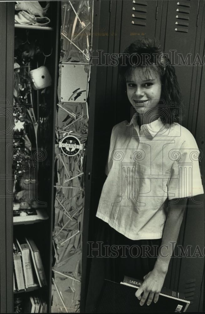 1989 Press Photo Cyndi Neumann, standing next to decorated locker, New Berlin. - Historic Images