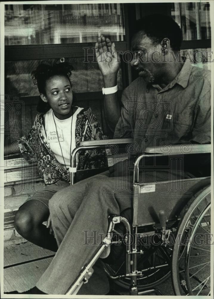 1993 Press Photo Leah Williams speaking with Oscar Kellor at Nursing Home. - Historic Images