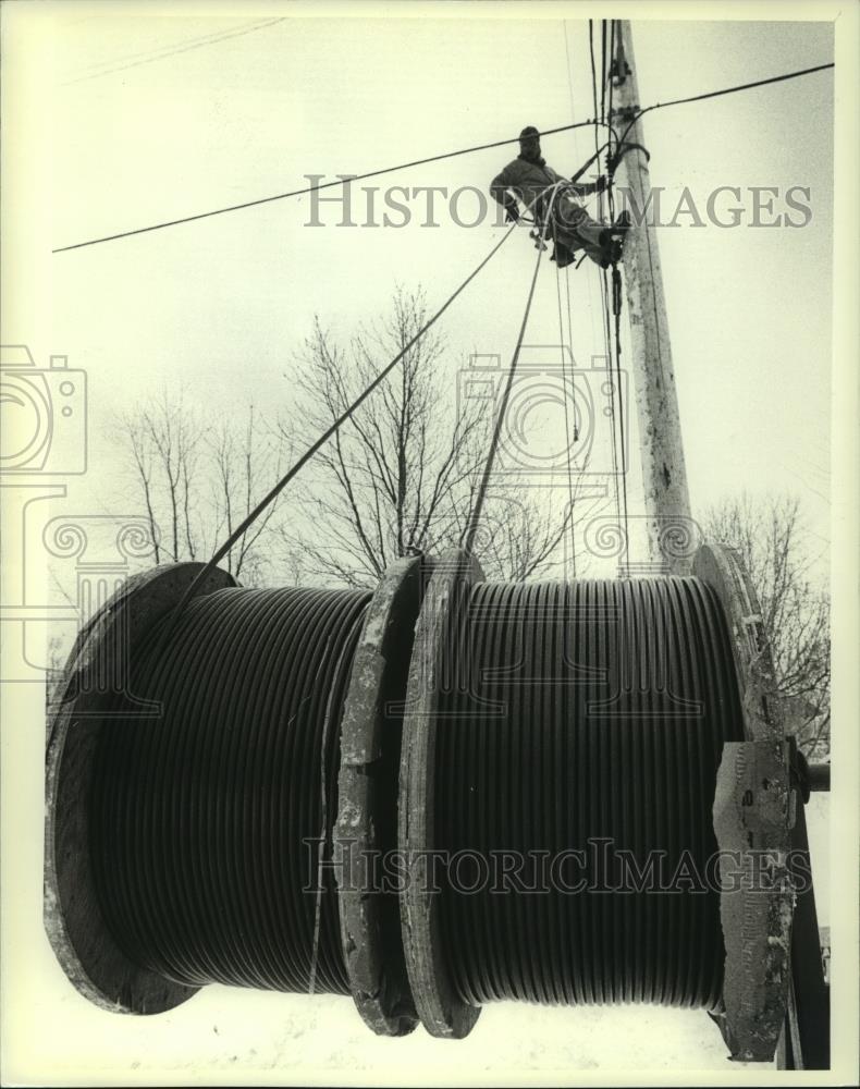 1982 Press Photo Richard Jaskowiak, a linemen for Ingersoll Industries, Inc. - Historic Images