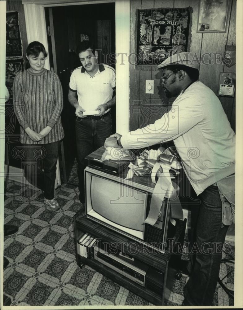 1984 Press Photo Kathy and Jorge Domenech watched Clarence Hall install their TV - Historic Images