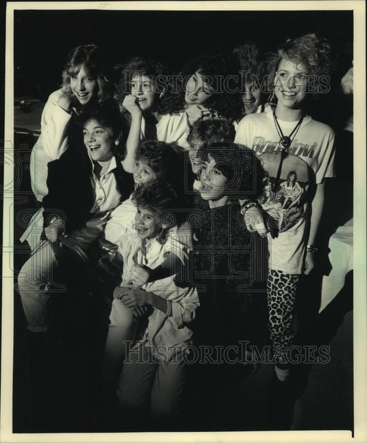 1987 Press Photo Girls celebrating a birthday, Johnny's Supper Club, Milwaukee. - Historic Images