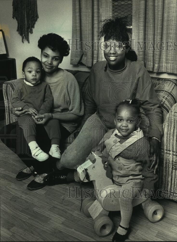 1988 Press Photo Ranette Garwood, 15, with son, Richard, 16 months and others - Historic Images