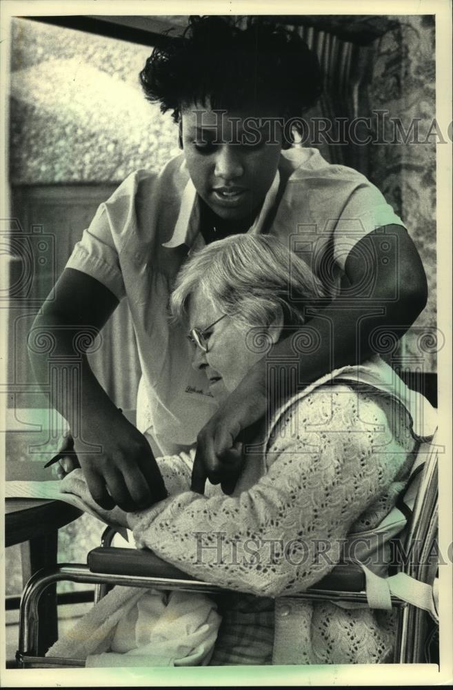 1987 Press Photo Student Yolanda Trotter helps Antoinette Banczak with supper - Historic Images