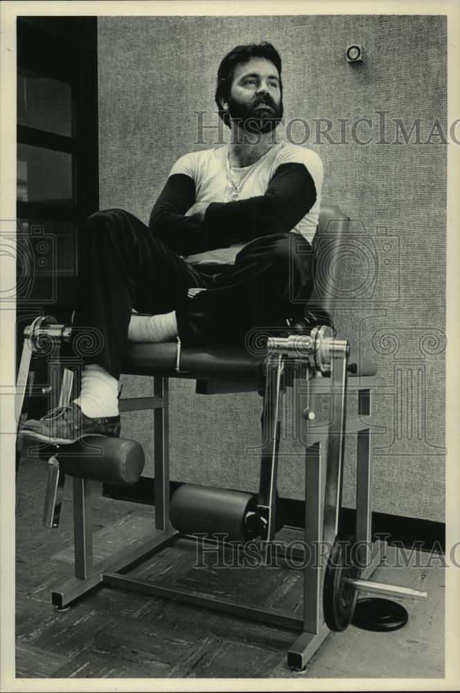 1984 Press Photo Gorman Thomas taking a break from work routine Wisconsin - Historic Images