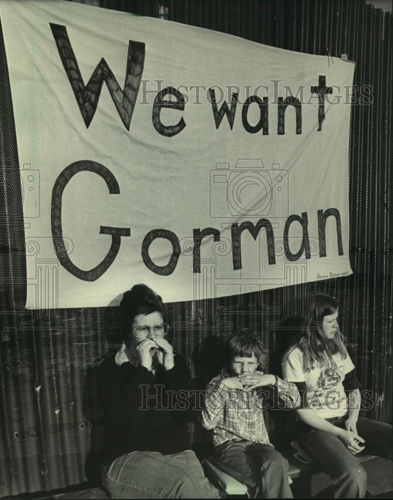 1983 Press Photo Barbara Brown and Fans Boo to the Sentiments of the Sign - Historic Images