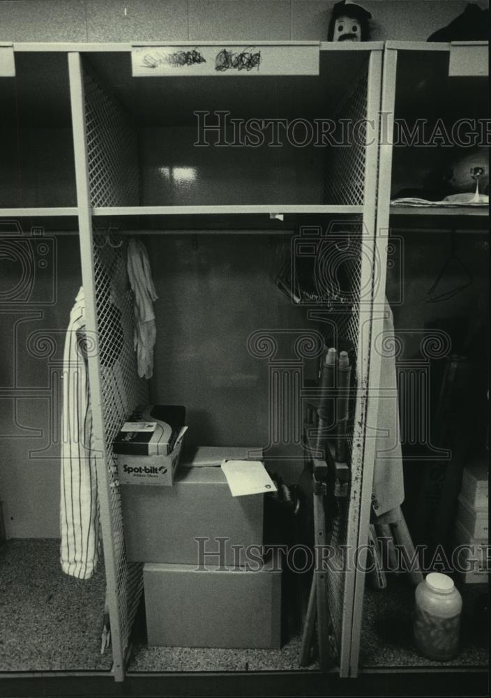 1983 Press Photo Dressing Stall of Gorman Thomas With Name Tag Removed - Historic Images