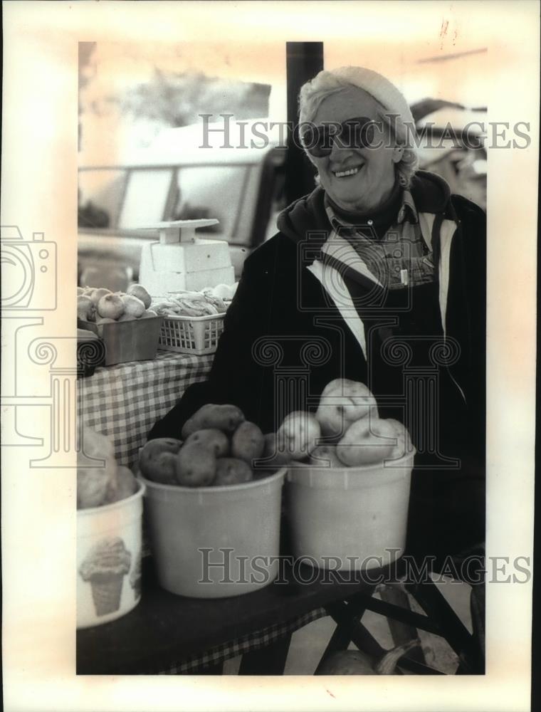 1993 Press Photo Vendor selling potatoes at Farmers Market at Stevens Point - Historic Images