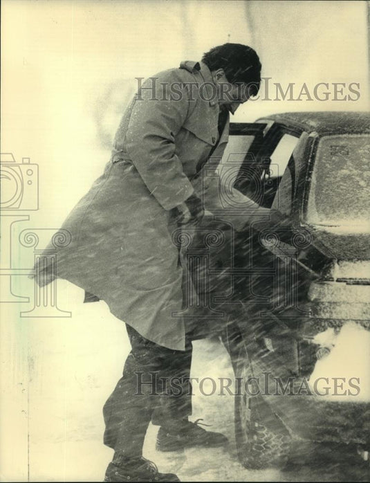 1987 Press Photo Steve Bartles fights the storm, Milwaukee - mjc06212 - Historic Images