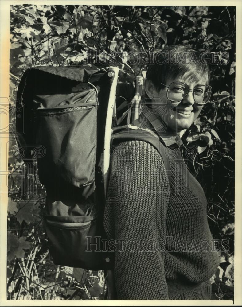 1986 Press Photo Cari Taylor-Carlson Poses With Backpack - mjc06235 - Historic Images